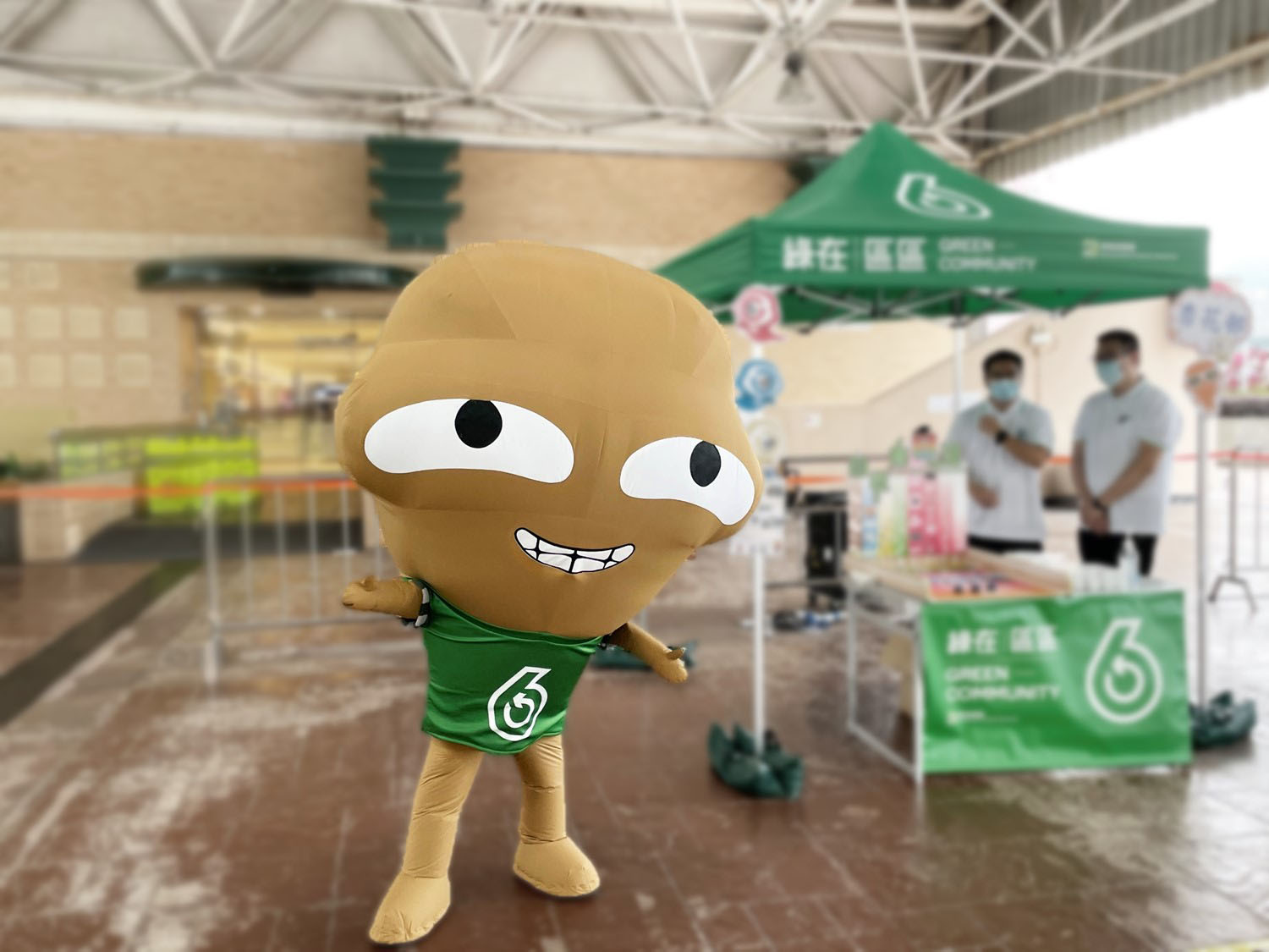 Mascot Big Waster promoting GREEN@COMMUNITY in front of a game booth