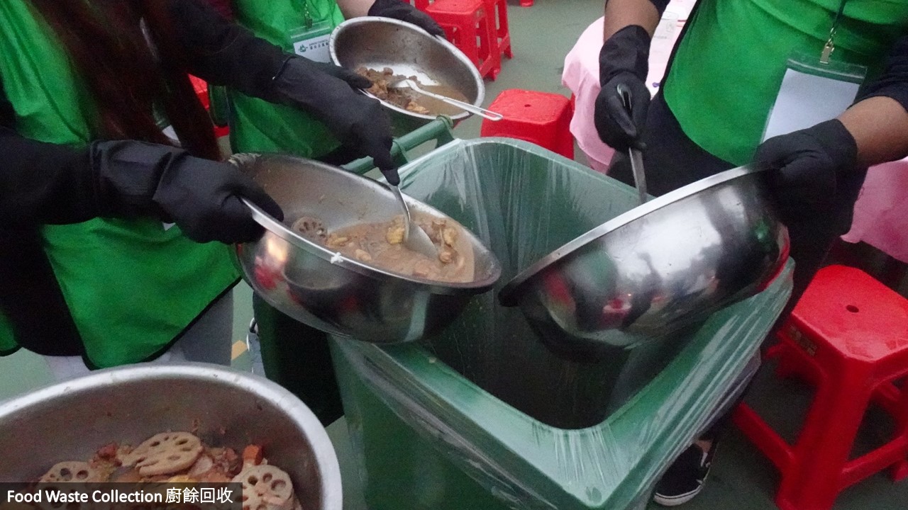 Green Ambassadors are pouring the remaining leftover food from the Poon Choi basins to the food waste collection bin