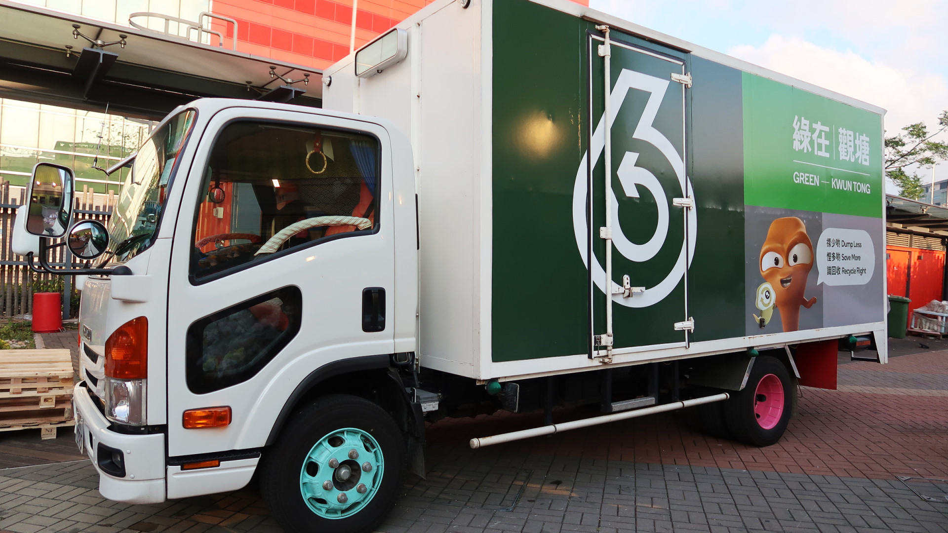 The operator of Recycling Staion collects recyclables from housing estates