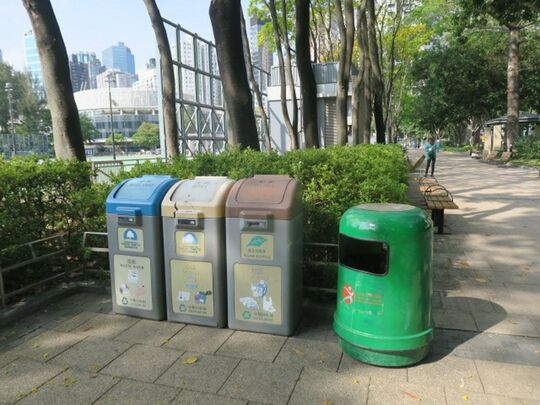 興發街一號維多利亞公園 (近17號閘入口)