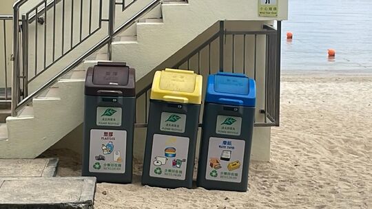 大嶼山銀礦灣泳灘 (近更衣室)