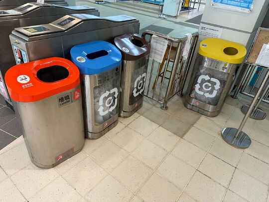 車公廟路顯田游泳池 (近正門入口)