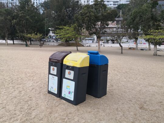 淺水灣泳灘 (近泳灘服務大樓對出沙面位置)