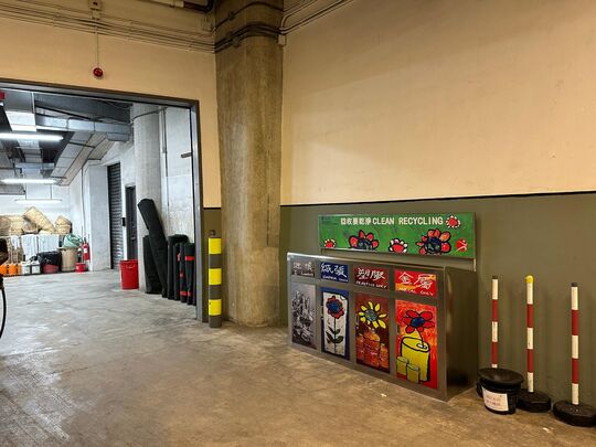 香港大球場 (服務層東垃圾房外)