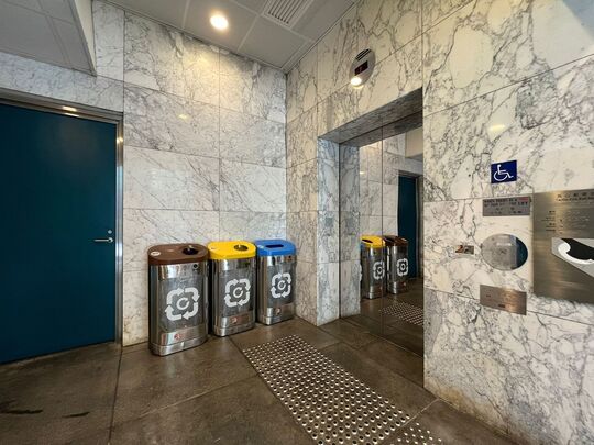 高山劇場地下大堂近升降機