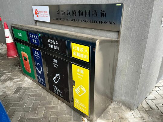 青衣西南游泳池 (近游泳池入口收費閘機 (付費範圍內))