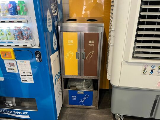 青衣西南游泳池 (近青衣西南體育館地下電梯大堂附近空地)