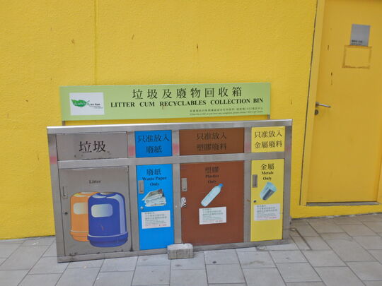 屯門西北游泳池 (近通往看台通道)