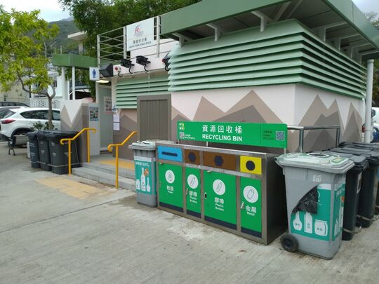 大嶼山貝澳羅屋村旱廁前