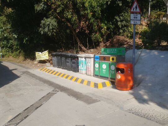 南丫島橫塱村對面垃圾桶站旁