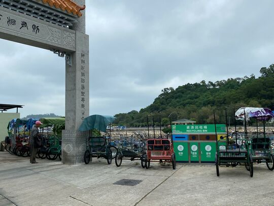 贊端路及長洲西堤道交界行人路 (贊端路垃圾站旁)