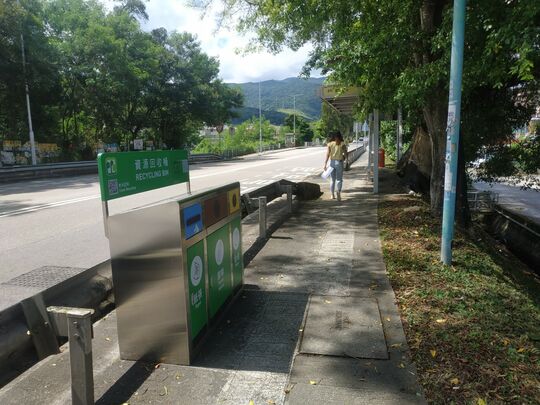 林錦公路近坑溪里路巴士站旁