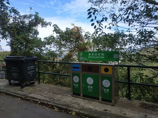 觀坪路近燈柱EB2976及告示版旁