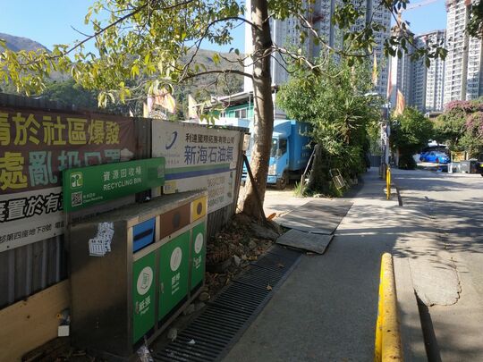 塘亨路路邊垃圾桶站側(明煌花園對面)