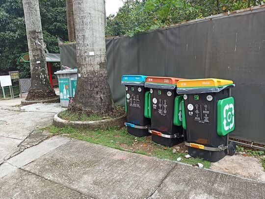 九華徑新村垃圾收集站 ，葵涌荔景山路九華徑新村