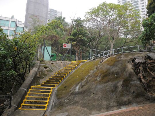 淺水灣海灘道休憩處 (加油站下面)