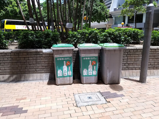 跑馬地成和道公園 (巴士總站和電車站中間)