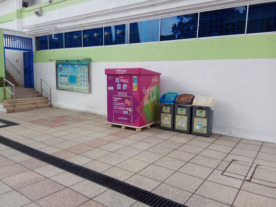 屯門泳池內的壁球場入口