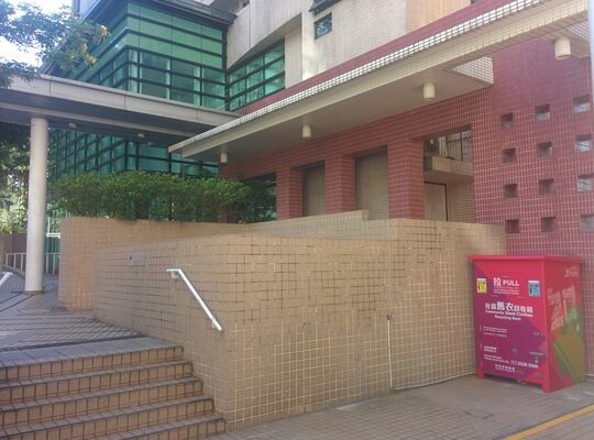 香港大学何东夫人纪念堂与施德堂的通道 (餐厅对出)