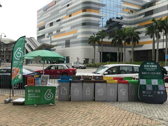 東涌美東街近東堤灣畔第六座對出行人路