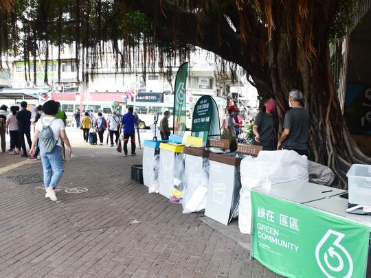香港仔巴士總站行人隧道對出行人路(近天橋底)