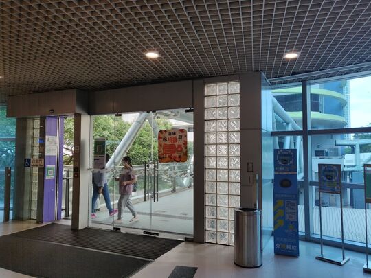 免「廢」暢飲飲品膠樽回收箱 - 元朗天水圍天瑞路77號天澤商埸一樓近連接天恒邨停車場大樓的行人天橋門口