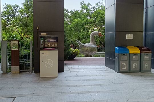 迎海第三座與五座之間的地下回收設施旁