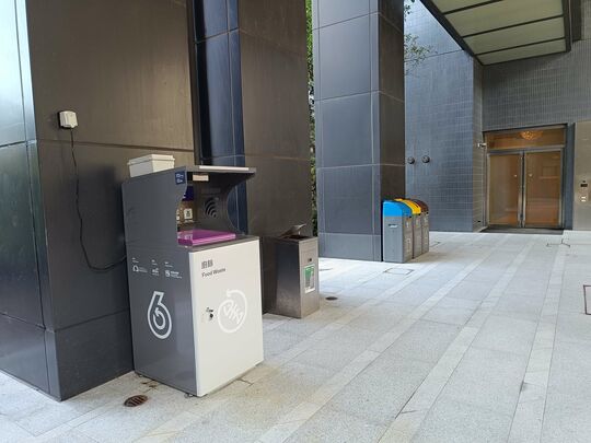 迎海第三座與五座之間的地下回收設施旁