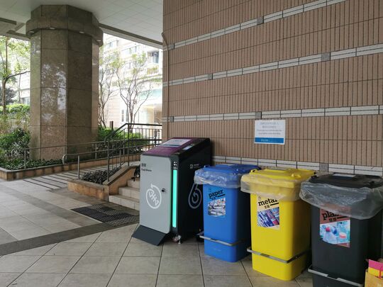 蔚藍灣畔近第一座客戶服務中心對面石柱旁