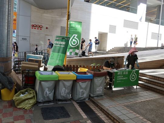 中環閣麟街行人路（近皇后大道中天橋底）