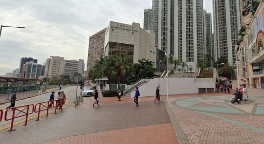 屯门建盛里卓尔居一期第6座与大兴政府合署之间行人路空地位置