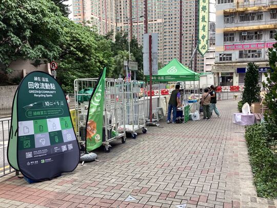 葵青圍乪街石籬商場（第二期）天橋附近行人路