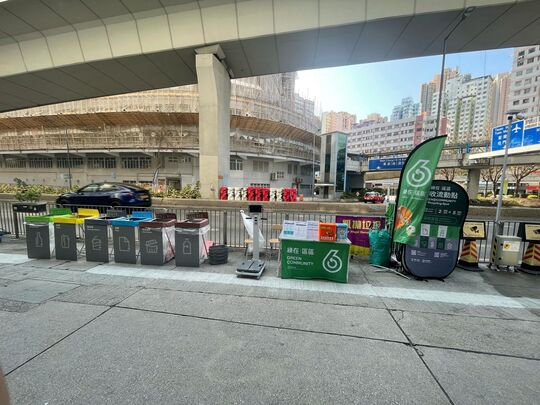 葵青青山公路葵涌段和記新邨天橋附近行人路