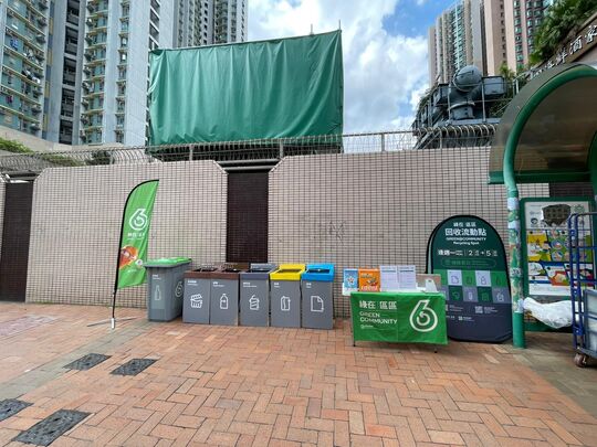 青衣灝景灣購物中心對出青敬路行人路