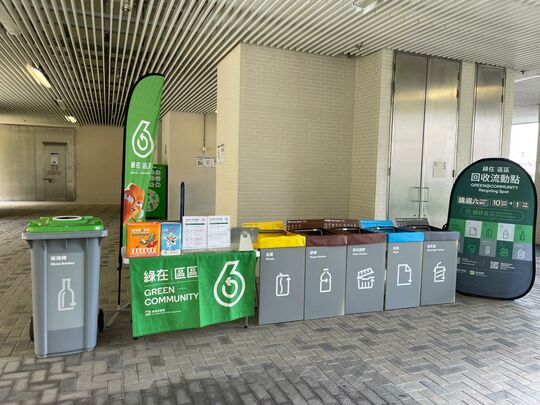 青富苑青富商場對出空地（近扶手電梯）