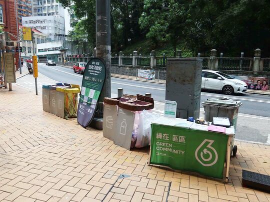 西營盤般咸道興漢大廈對出行人路(近英皇書院)