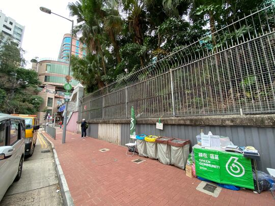 九龍城太子道西與基堤道交界（近行人天橋旁）行人路