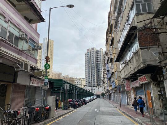 九龍城馬頭圍道220號漆馬大厦對出行人路