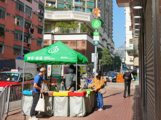 九龍城靠背壟道與落山道交界，晨樂大廈對出行人路