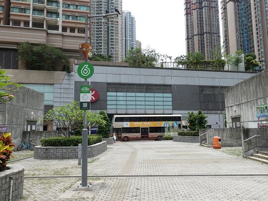 坑口港鐵站A2出口對出行人路