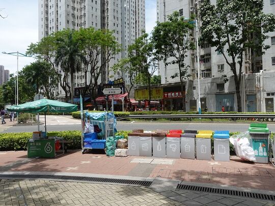 坑口港鐵站A2出口對出行人路