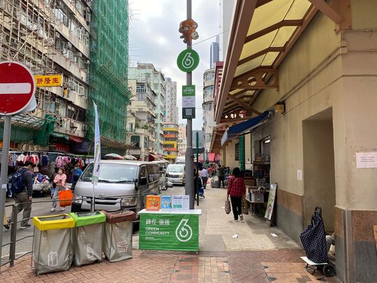 深水埗北河街與基隆街交界， 北河街街市對出行人路