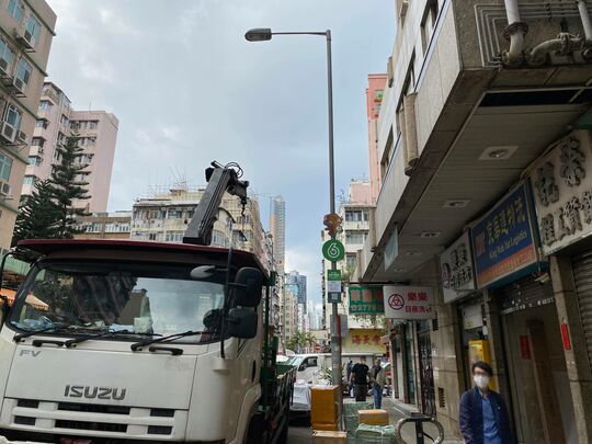 深水埗南昌街與福榮街交界， 南昌街182 號對出行人路