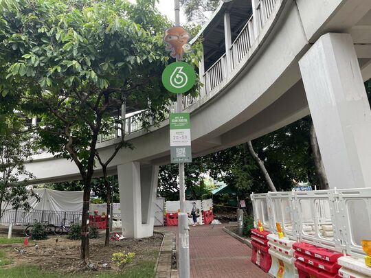 屯門藍地輕鐵站側行人路空地位置