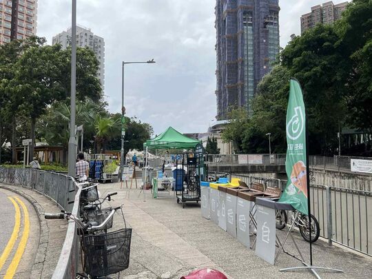 元朗鳳攸北街休憩處對出行人路