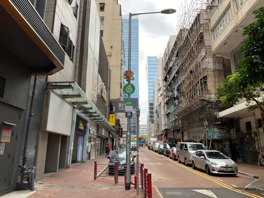 佐敦金峰大廈（彌敦道241至243號）對出行人路