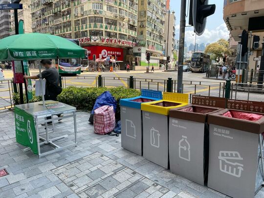 佐敦金峰大廈（彌敦道241至243號）對出行人路