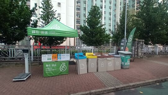 天水圍天逸輕鐵站側行人路