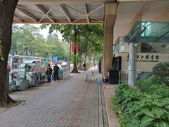 銅鑼灣香港中央圖書館對出高士威道行人路