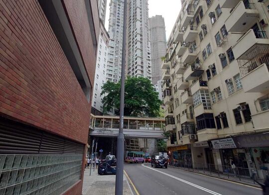 羅便臣道52號對面的行人路